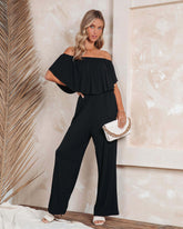 Eleganter Jumpsuit mit schulterfreiem Schnitt und freier Schulterpartie
